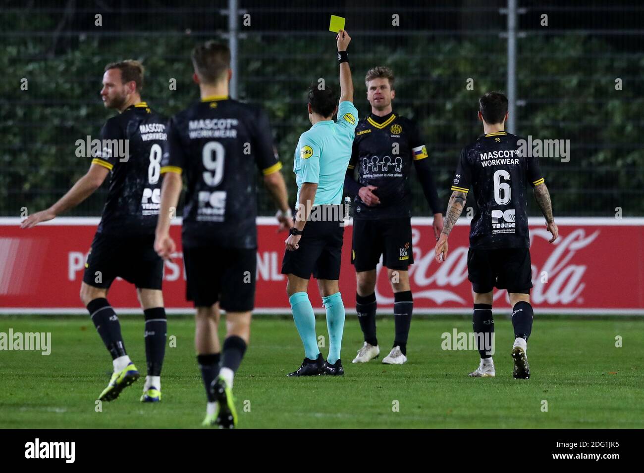 EINDHOVEN, PAESI BASSI - 5 DICEMBRE: L'arbitro Martin Perez mostra una carta gialla a Kees Luijckx di Roda JC durante la partita olandese di Keukenkampioendivision Foto Stock