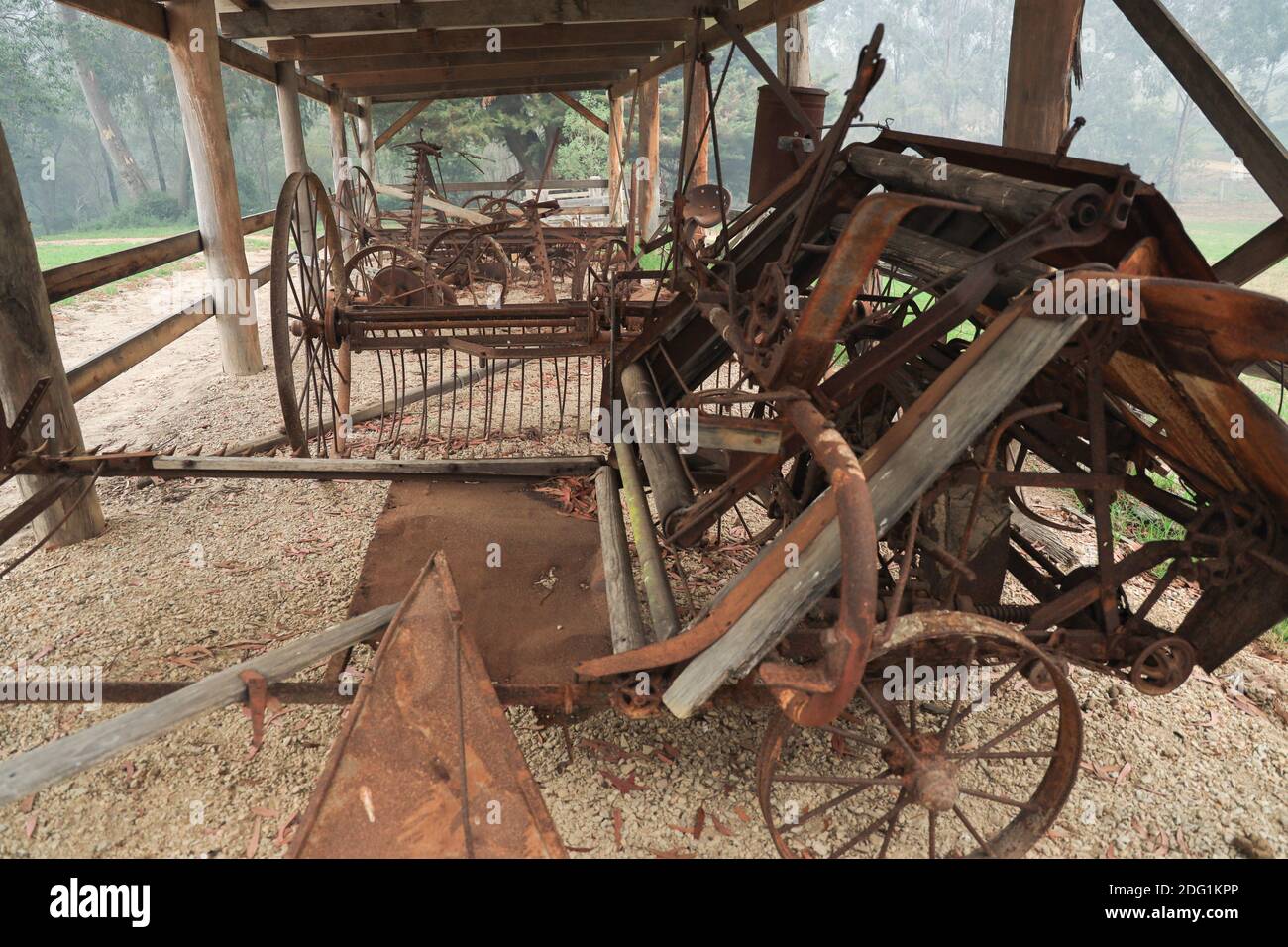 Esposizione di vecchi macchinari agricoli arrugginiti nel Nyerimilang Heritage Park, East Gippsland, Victoria, Australia. Foto Stock