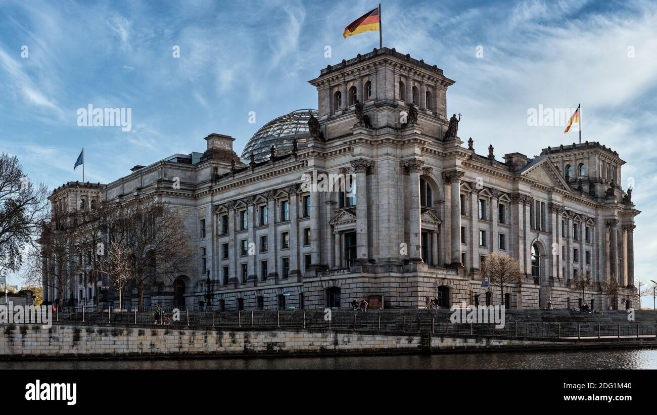 Il Parlamento tedesco edificio Reichstagt. Vista spettacolare dall'altra sponda del fiume Sprea a Berlino. Foto Stock