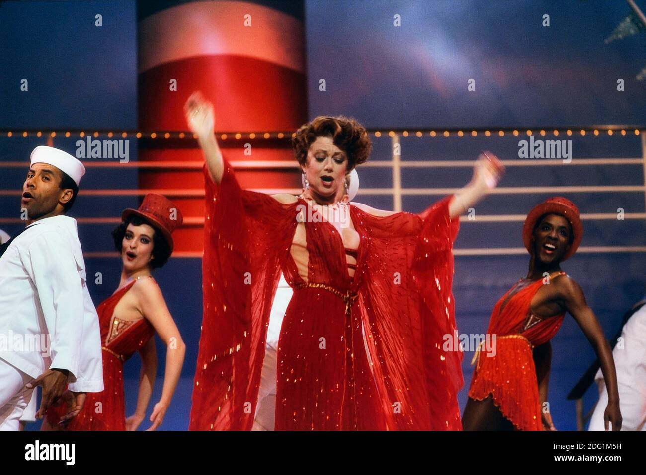 Elaine Paige sul palco in Anything Goes, Prince Edward Theatre, Londra, Inghilterra, Regno Unito. Circa 1989 Foto Stock