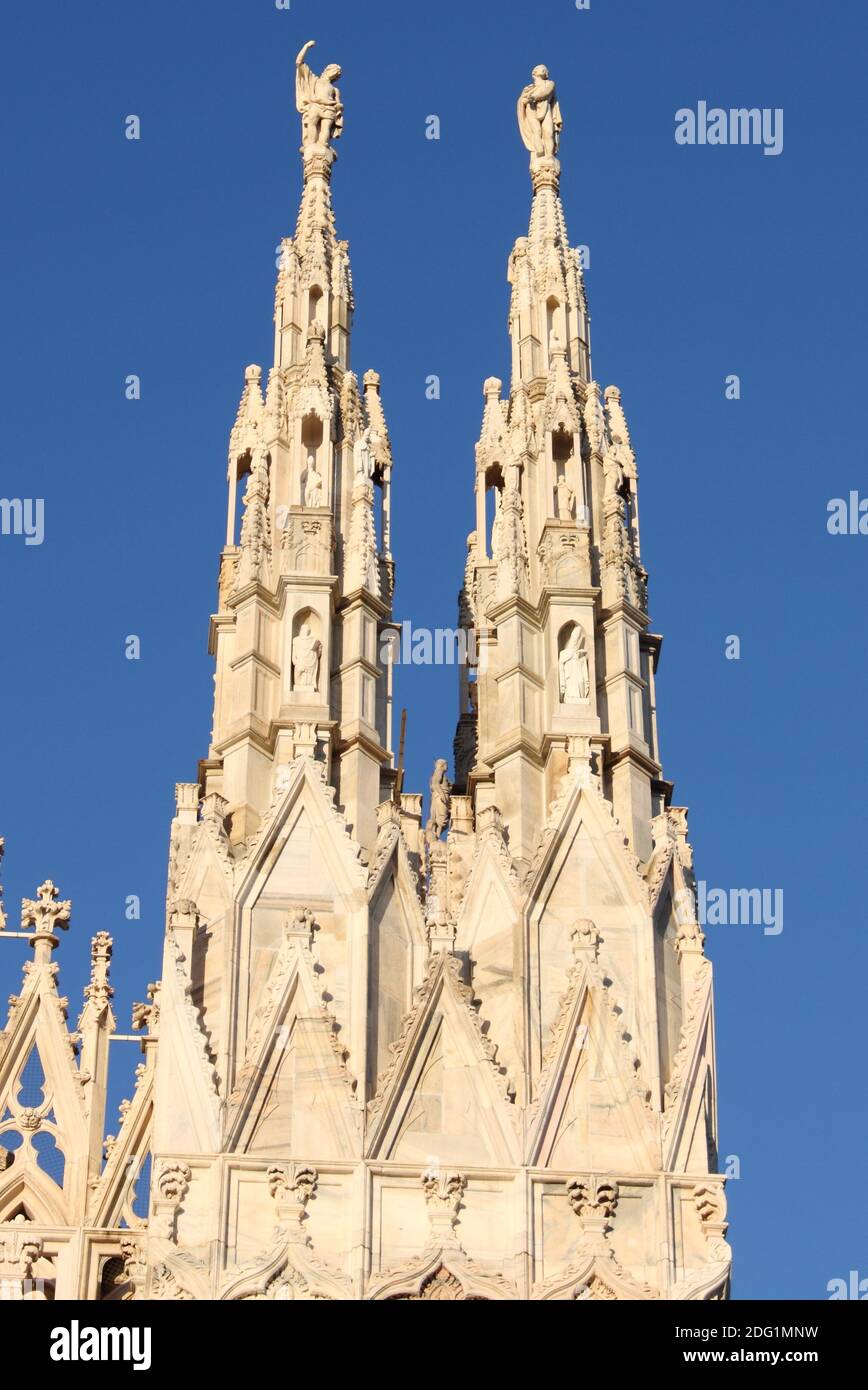 Pinnacoli gotici della cattedrale di Milano Foto Stock