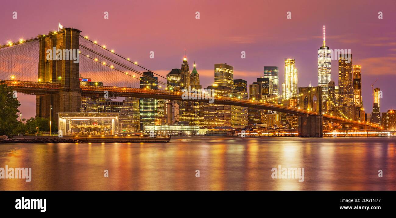 New York Ponte Brooklyn tramonto, East River, panorama, Lower Manhattan skyline, New York skyline di notte, New York City, Stati Uniti d'America USA Foto Stock