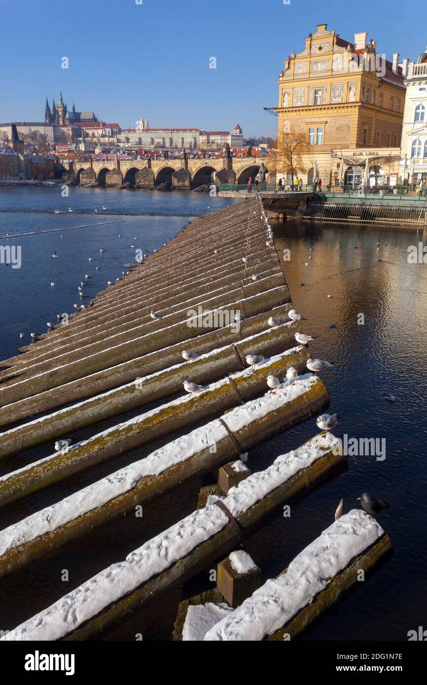 Inverno di Praga sul fiume Moldava Foto Stock
