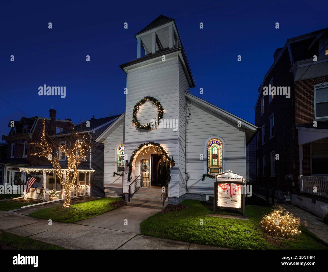 Piccola chiesa bianca decorata con luci di Natale, Philadelphia, USA Foto Stock