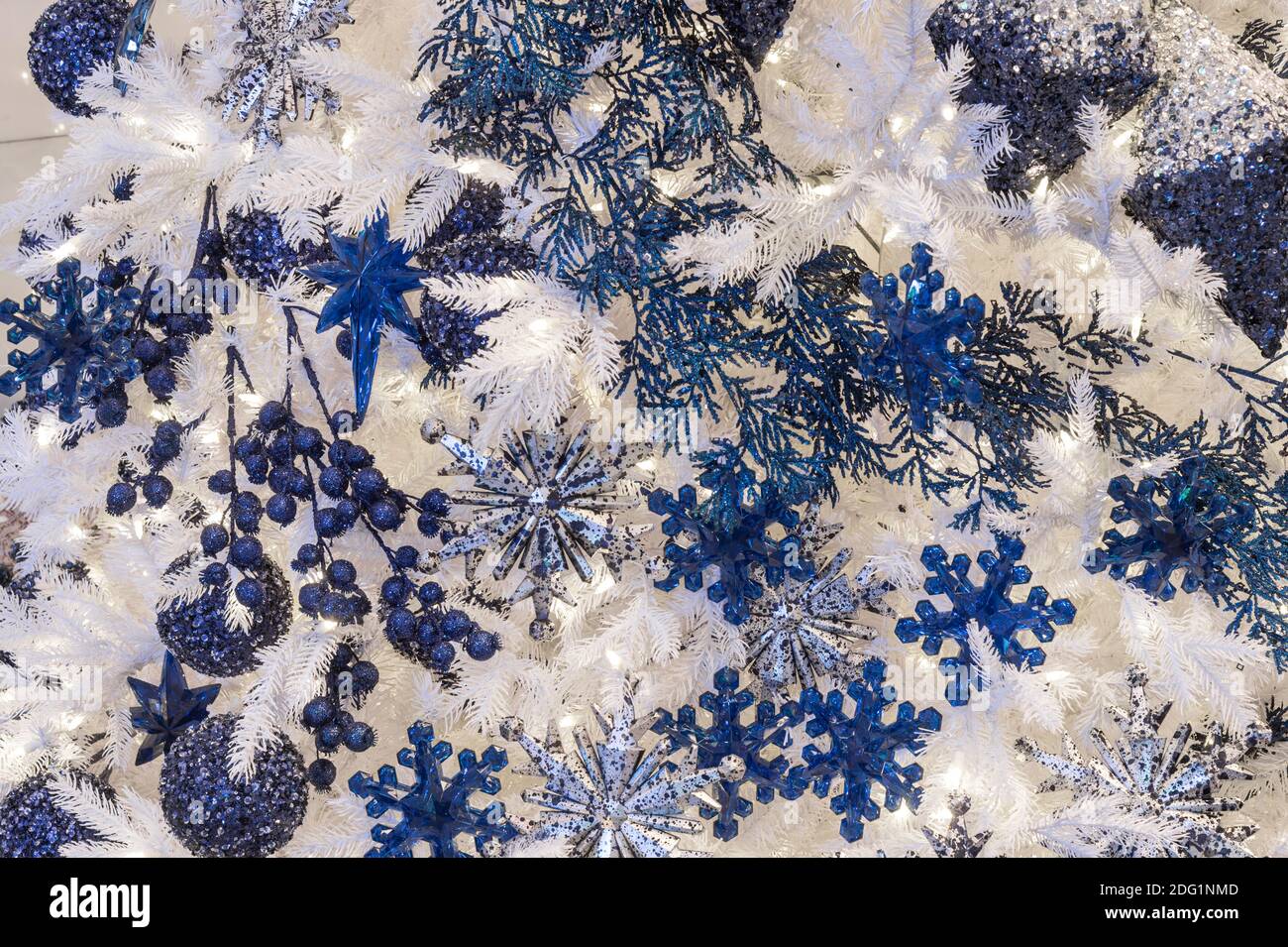 Albero di Natale bianco con ornamenti blu, Stati Uniti Foto Stock