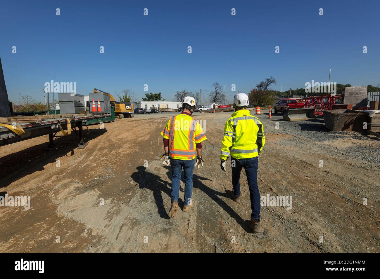 Due lavoratori edili si trovano a pochi passi dal cantiere, Baltimora Maryland USA Foto Stock
