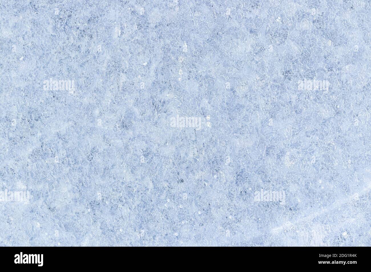 La consistenza del ghiaccio azzurro fresco che risluccica al sole. Foto Stock