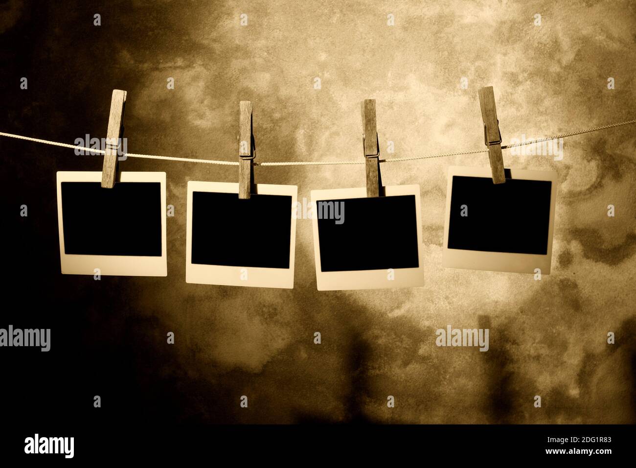 Polaroid foto tenuta da clothespins Foto Stock