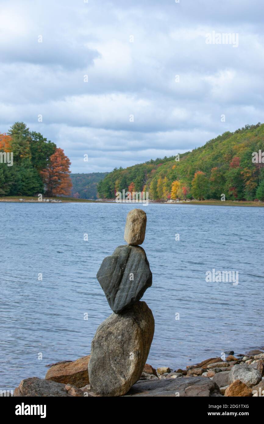 Una pietra corrida equilibra al lago Foto Stock