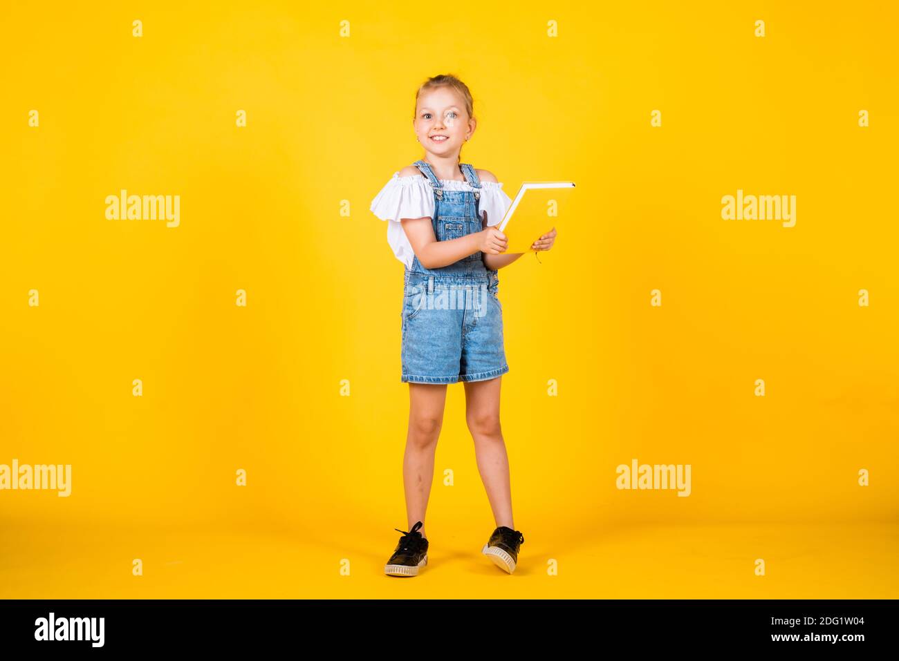 felice bambino con notebook pronti per lo studio, l'istruzione. Foto Stock