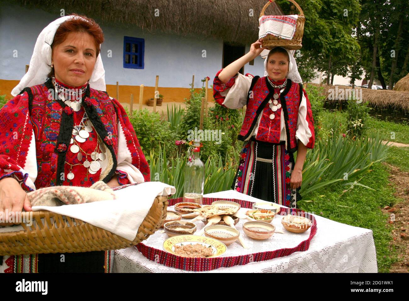 Donne rumene della Contea di Hunedoara (Transilvania) in costumi tradizionali. Foto Stock