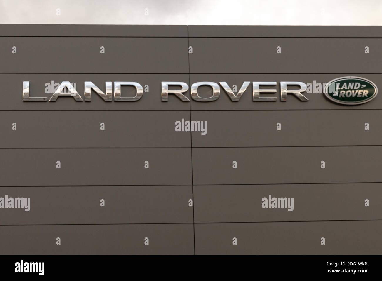 Burgos, SPAGNA - 06 dicembre 2020: Logo della concessionaria Land Rover di Burgos, una multinazionale britannica con sede a Coventry in Foto Stock