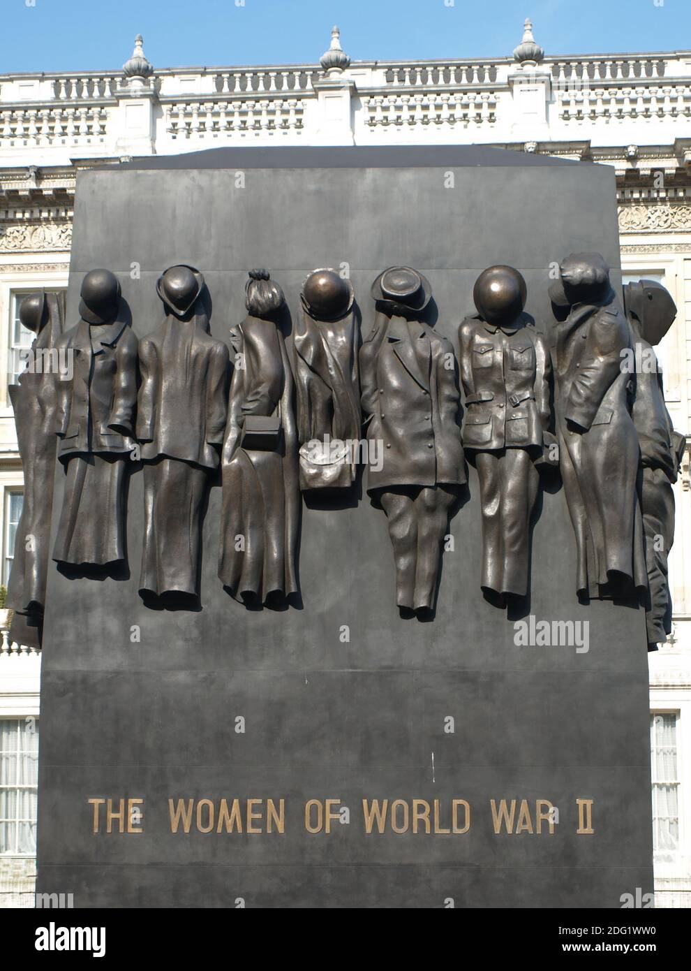 La statua in Whitehall per commemorare il contributo delle donne Nella seconda guerra mondiale Foto Stock