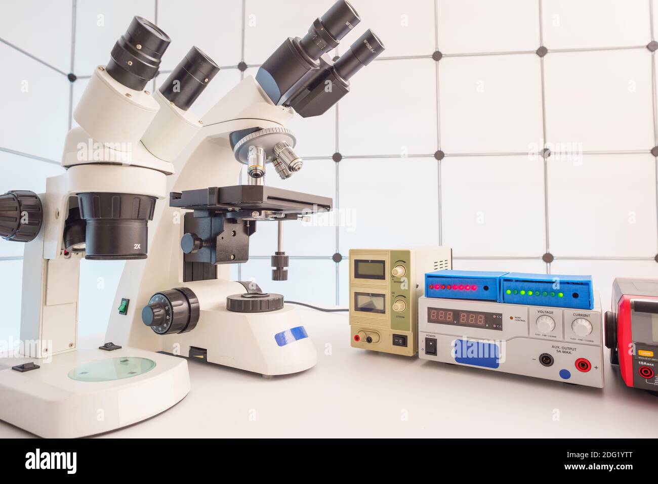 Strumenti di misura in un moderno laboratorio di ricerca di fisica. Foto di alta qualità Foto Stock