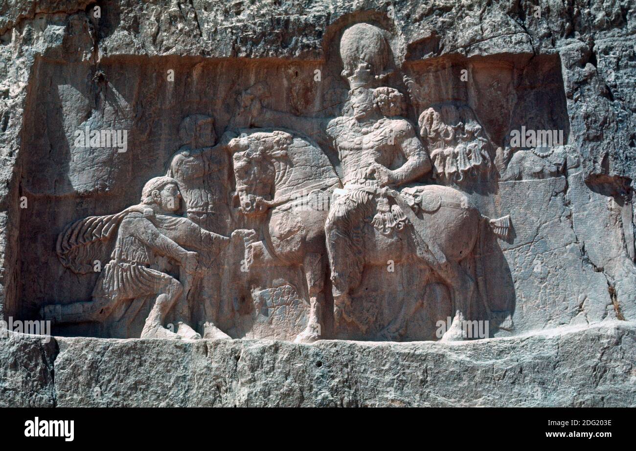 Rilievo roccioso sasaniano che mostra il trionfo del re Sasanide Shapur i sull'imperatore romano Valeriano, Naqsh-e Rustam, provincia di Fars, Iran Foto Stock