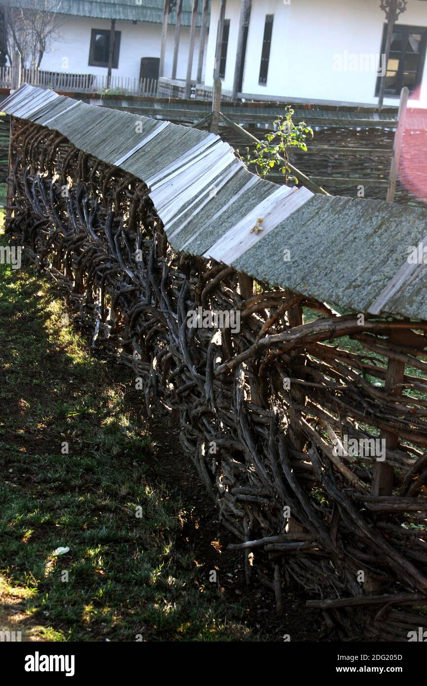 Village Museum, Bucarest, Romania. Autentica recinzione del sonaglino del XIX secolo dalla regione di Moldavia. Foto Stock