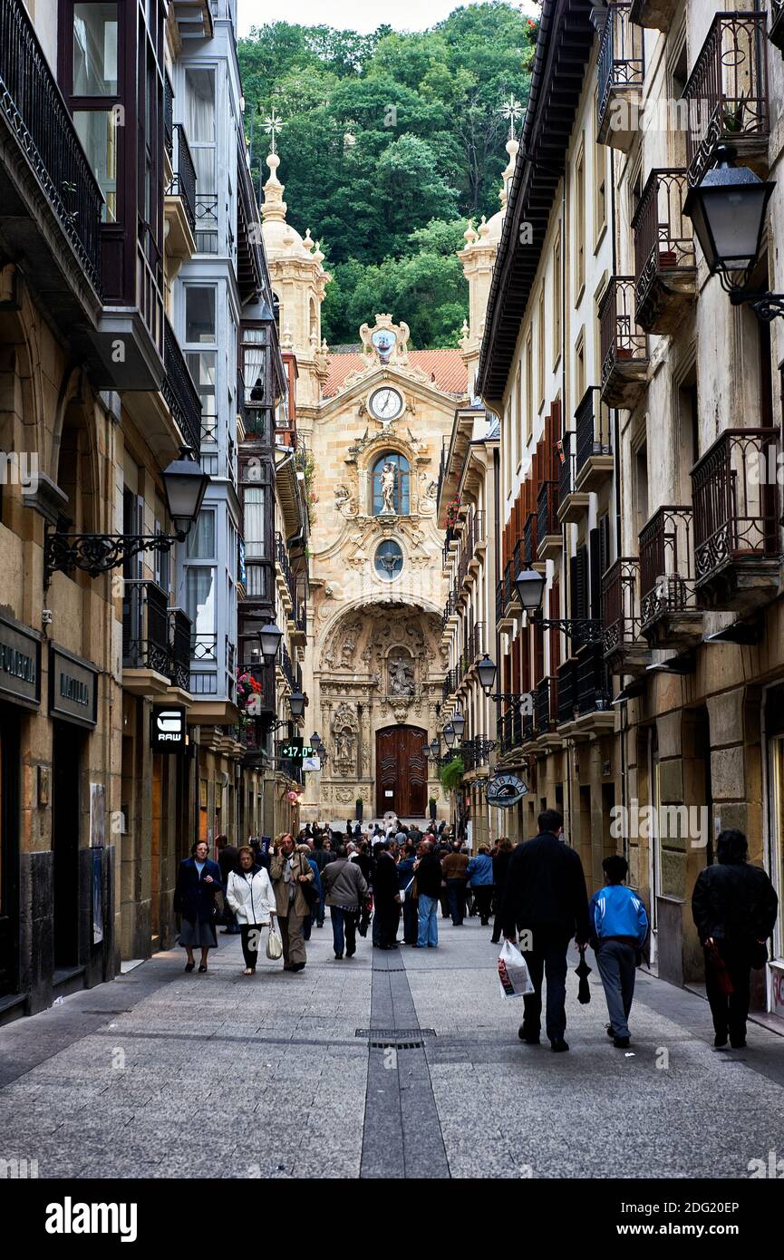 Calle Mayor (strada principale) e Baíslica Santa María del Coro sullo sfondo, Donostia, San Sebastian, Guipuzcoa, Paesi Baschi, Euskadi, Euskal Her Foto Stock