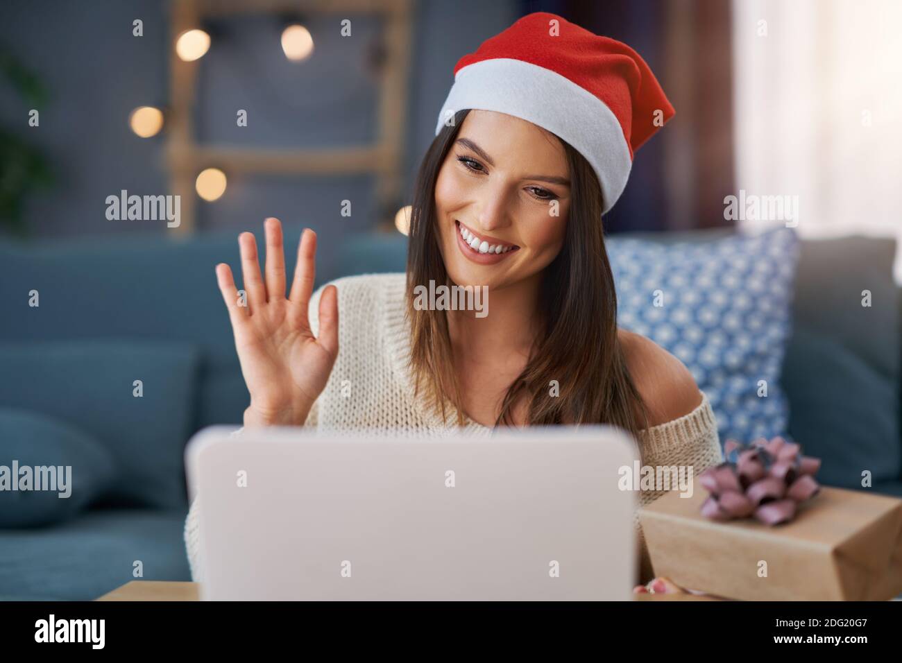 Donna adulta che festeggia il Natale a casa e fa video Foto Stock