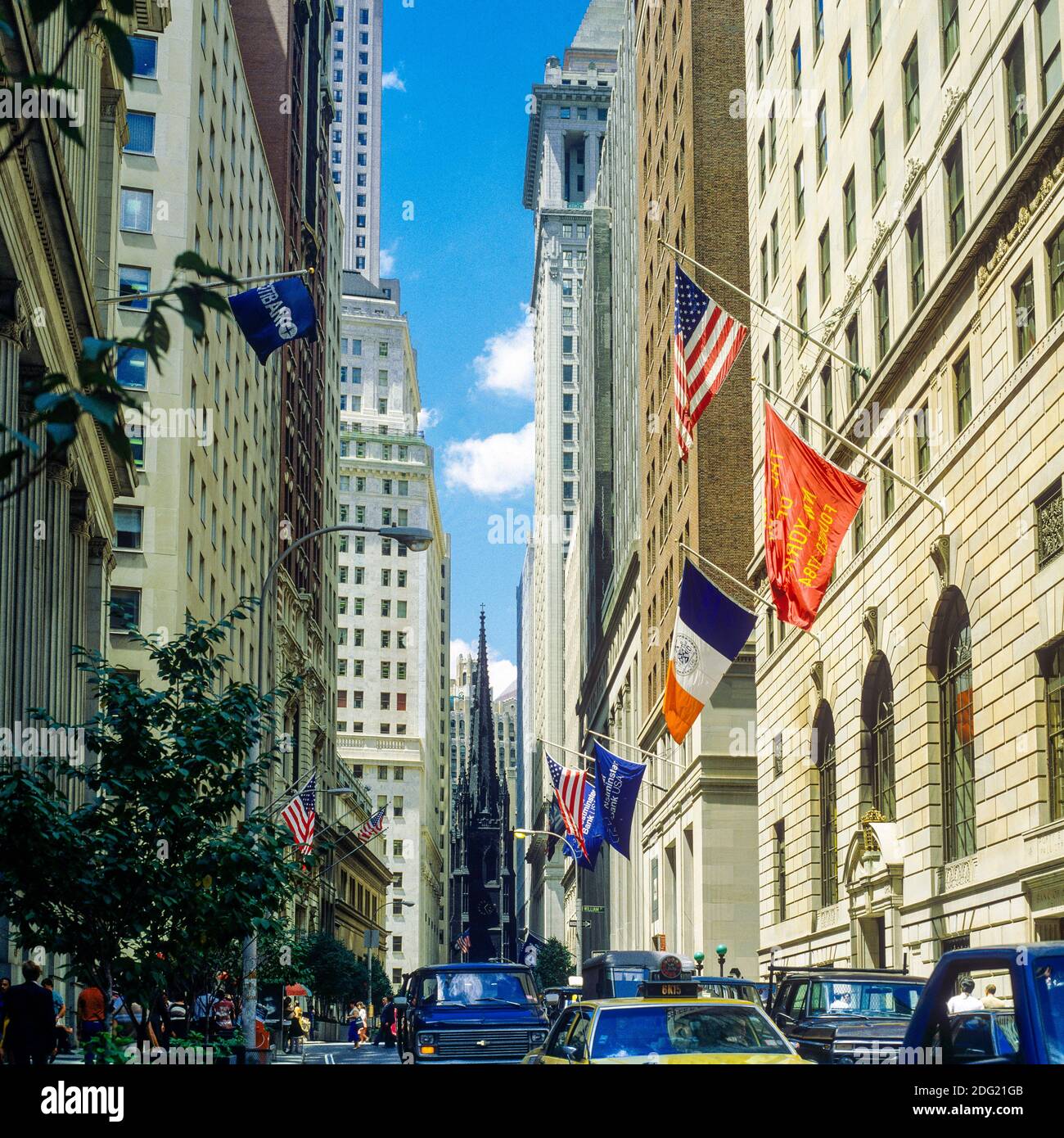 New York 1985, Wall Street, automobili, bandiere, Trinity Church, quartiere finanziario, Lower Manhattan, New York City, NY, NYC, USA, Foto Stock