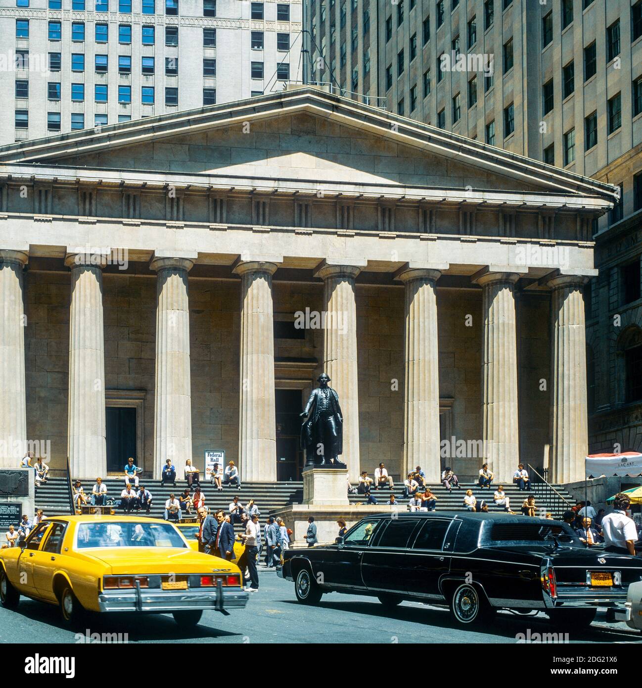 New York 1985, Federal Hall, George Washington statua, Wall Street, taxi giallo, Limousine nera, persone, quartiere finanziario, Lower Manhattan, New York City, NY, NEW YORK, STATI UNITI, Foto Stock