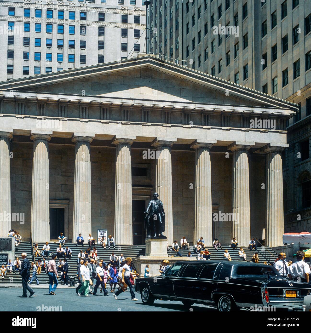 New York 1985, Federal Hall, George Washington statua, limousine nera, persone, Wall Street quartiere finanziario, Lower Manhattan, New York City, NY, NYC, STATI UNITI, Foto Stock
