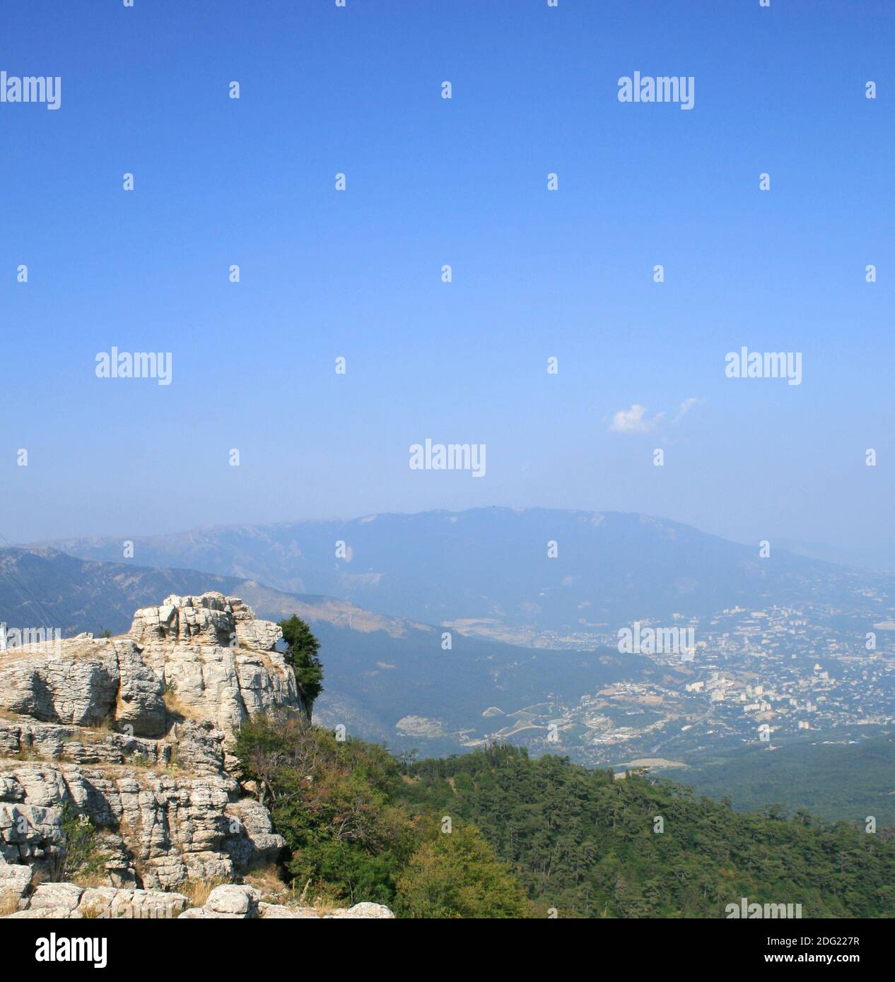 Cima della montagna con il verde bosco sopra Foto Stock
