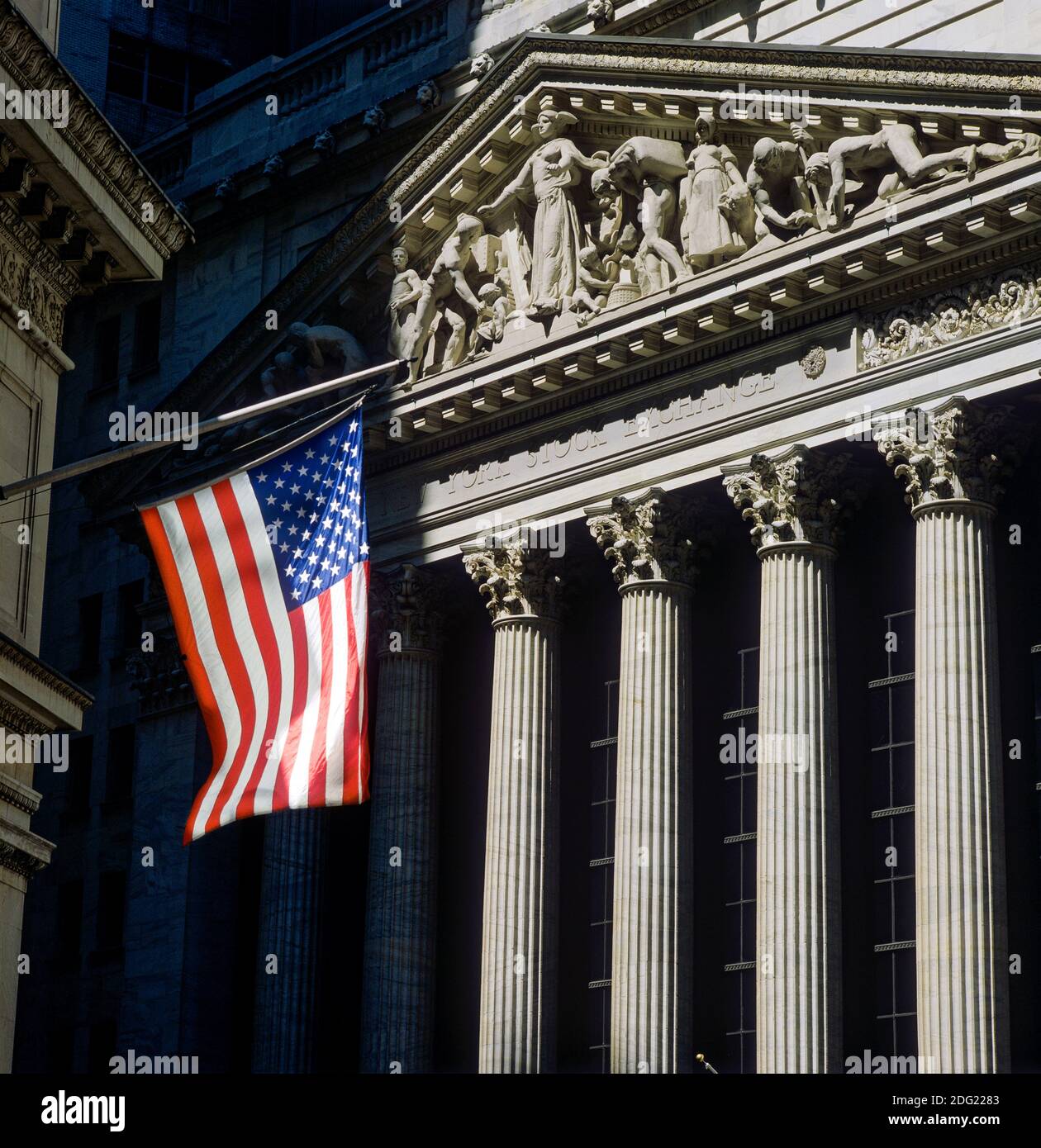 New York 1985, NYSE, facciata anteriore dell'edificio della Borsa, Broad Street, bandiera americana, quartiere finanziario, Lower Manhattan, New York City, NY, NYC, USA, Foto Stock