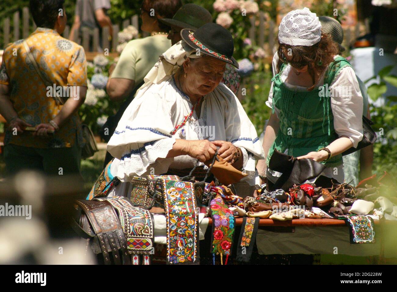 Compratore e venditore in uno stand di rumeno artigianale tradizionale souvenir Foto Stock