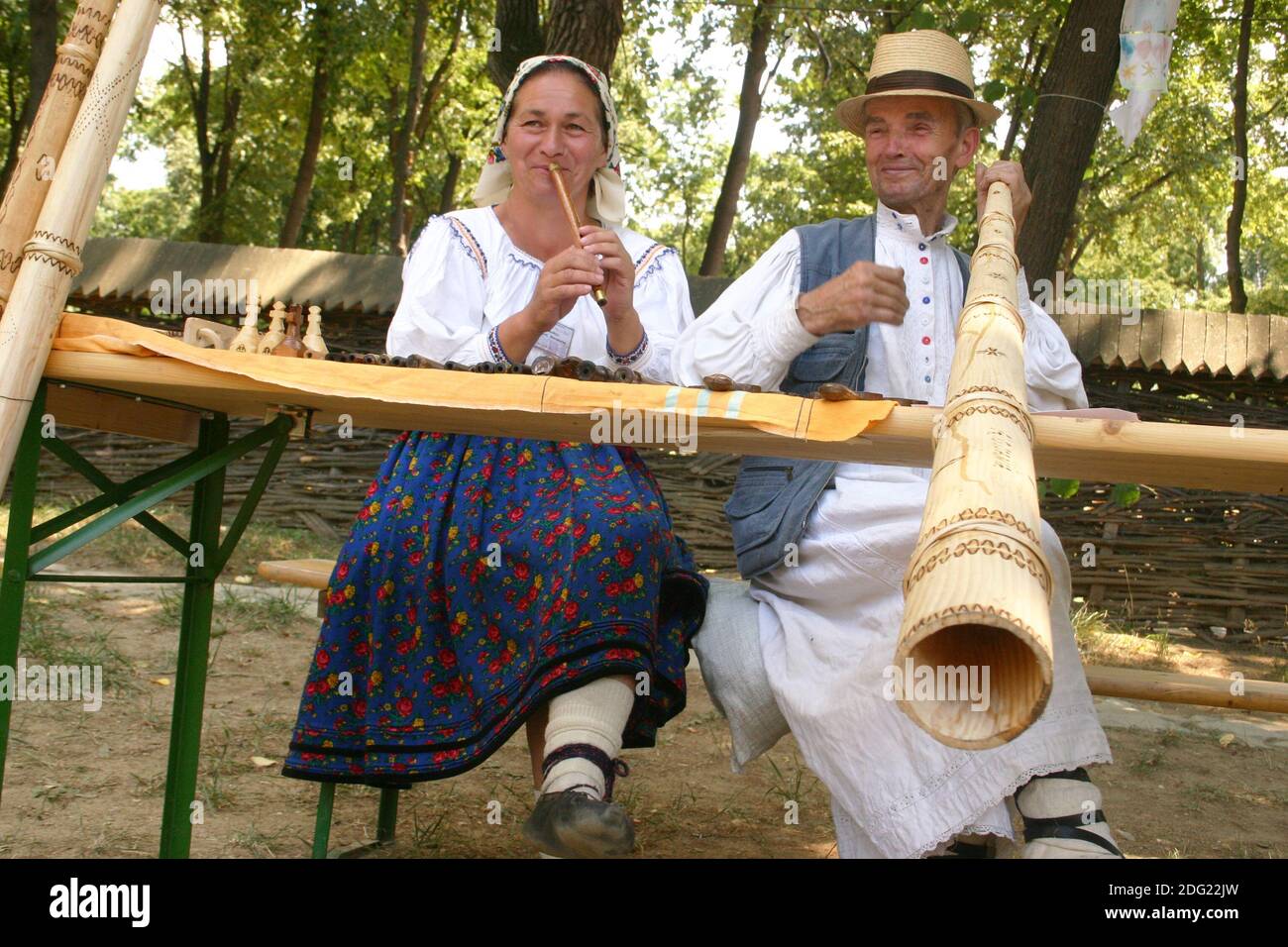 Coppia rumena di Maramures che vende vari strumenti a vento fatti a mano Foto Stock