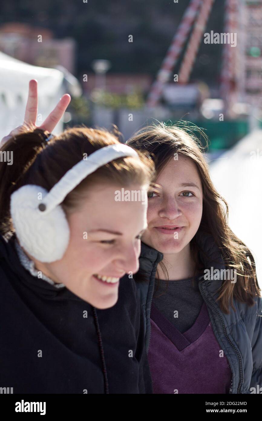 Due giovani Donne che si divertiscono mentre si pattinare sul ghiaccio Foto Stock