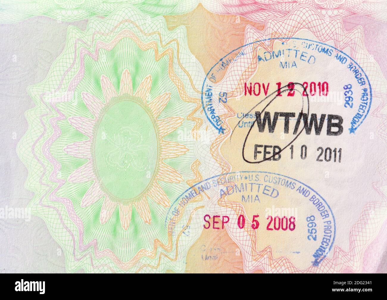 Pagina del passaporto del Regno Unito con i timbri d'ingresso dall'aeroporto internazionale di Miami, dal 2008 (timbro di transito) e dal 2010 (timbro di ingresso turistico) Foto Stock