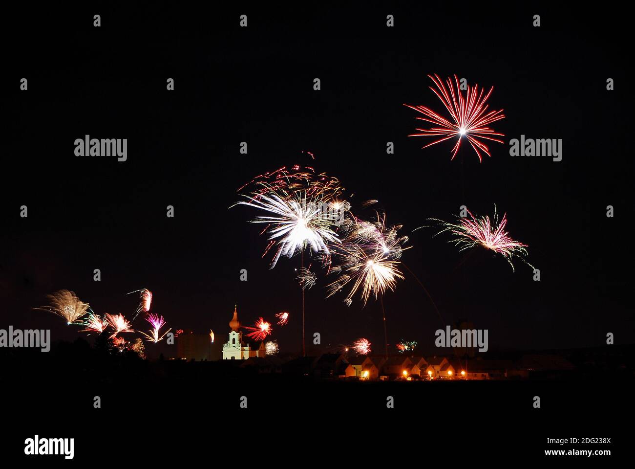 Fuochi d'artificio alla vigilia di nuovi anni con la chiesa Foto Stock