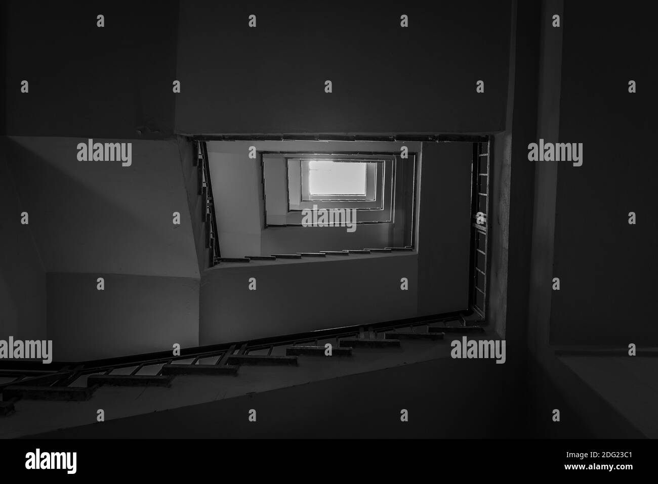 Scala con vista verso l'alto, scala, scale simmetricamente, foto in bianco e nero Foto Stock