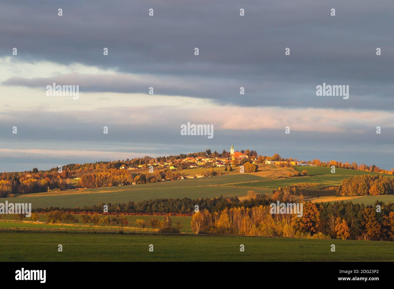 Paesaggio autunnale con un villaggio sulla collina, Svaty Jan, repubblica Ceca Foto Stock