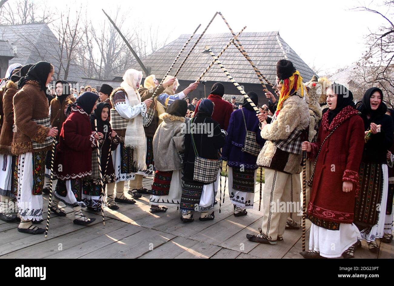 Gruppo di carolieri rumeni in costumi tradizionali che si esibiscono per un Evento di Capodanno Foto Stock