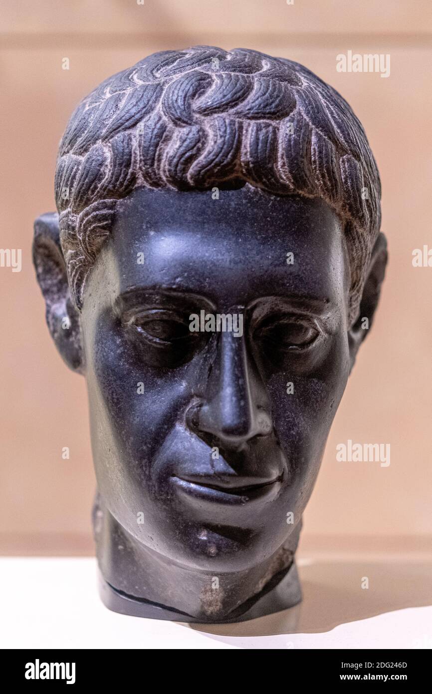 Ritratto egiziano scultura dell'uomo utilizzando lo stile realistico. La voce è visibile nella mostra Royal Ontario Museum intitolata 'Egyptian Mummies: Ancient li Foto Stock