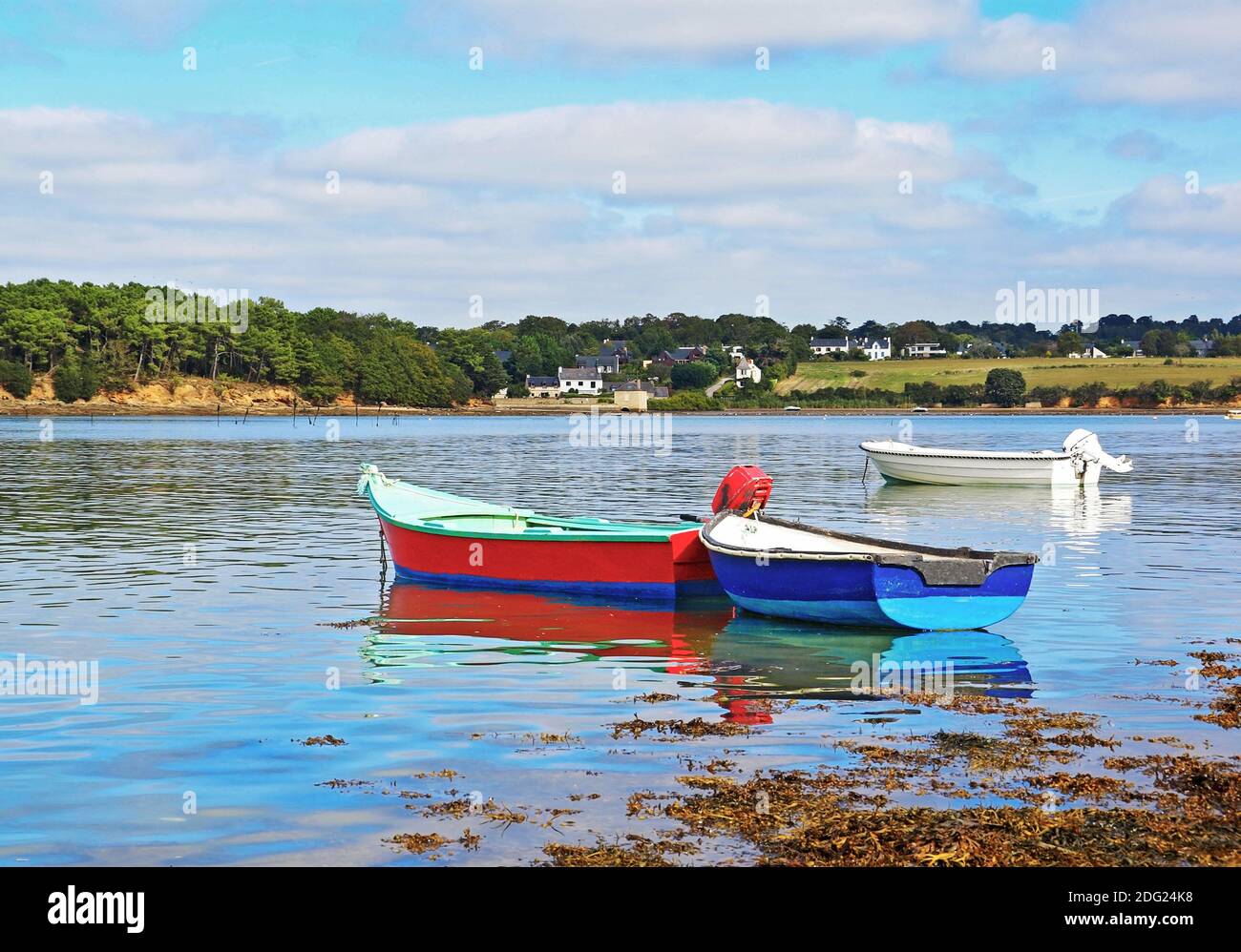 Barche colorate sulla costa della Bretagna, Francia Foto Stock