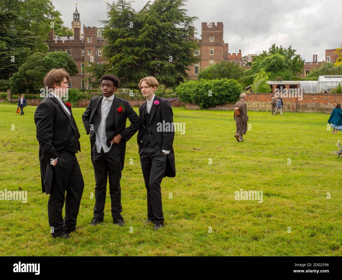 Tre ragazzi della scuola dell'Eton College sul prato all'aperto. Foto Stock