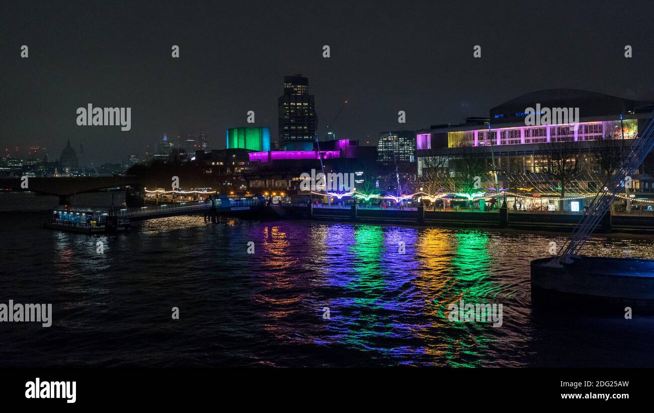 Londra, Regno Unito. 7 dicembre 2020. Illuminazioni in mostra durante l'anteprima di "Winter Light" presentata da Southbank Centre. Oltre 15 opere d'arte e nuove commissioni illuminate da una serie di artisti internazionali sono in mostra intorno agli edifici del sito e al Riverside Walk fino alla fine di febbraio 2021. Credit: Stephen Chung / Alamy Live News Foto Stock