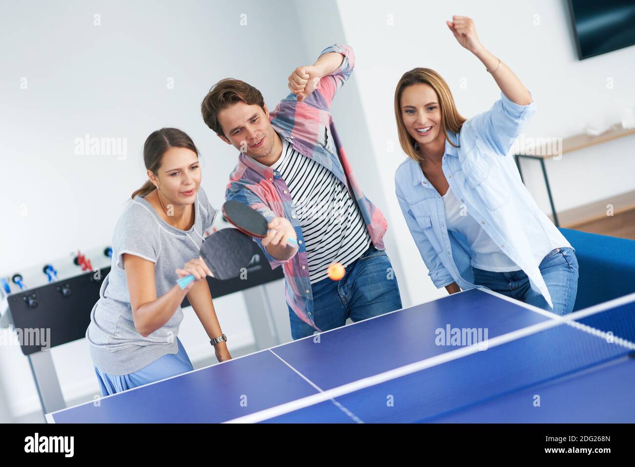 Gruppo di studenti che giocano a ping-pong nel campus Foto Stock