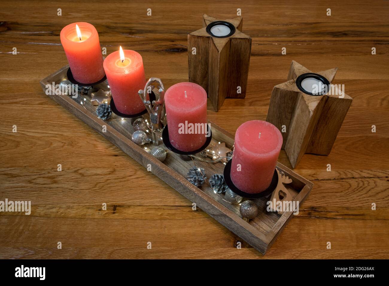 La corona dell'Avvento con la candela sul tavolo al tempo di Natale. Foto Stock