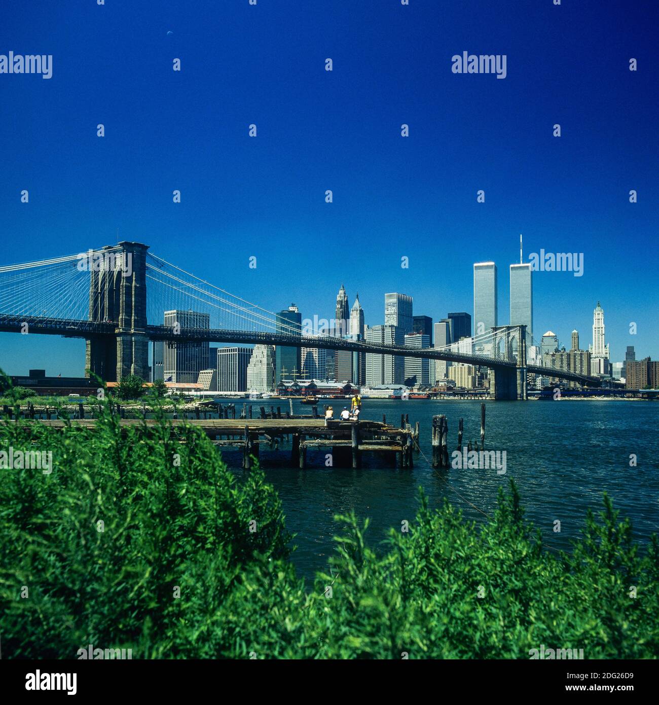 New York 1985, ponte di Brooklyn, East River, skyline di Manhattan, torri gemelle del WTC World Trade Center in lontananza, New York City, NY, New York, USA, Foto Stock