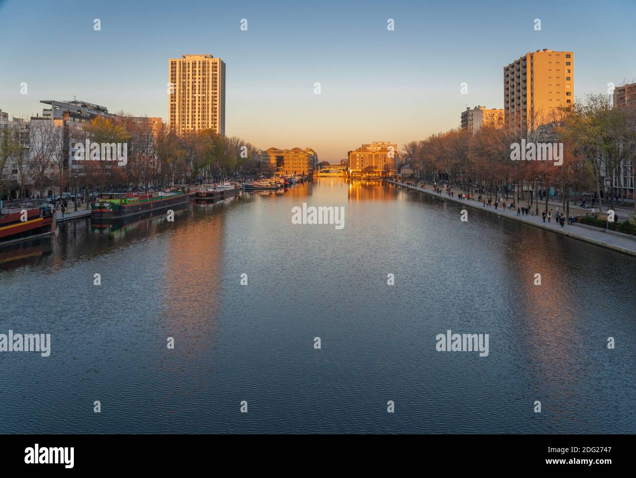Parigi, Francia - 12 28 2019: Riflessioni di edifici al bacino della villette al tramonto Foto Stock
