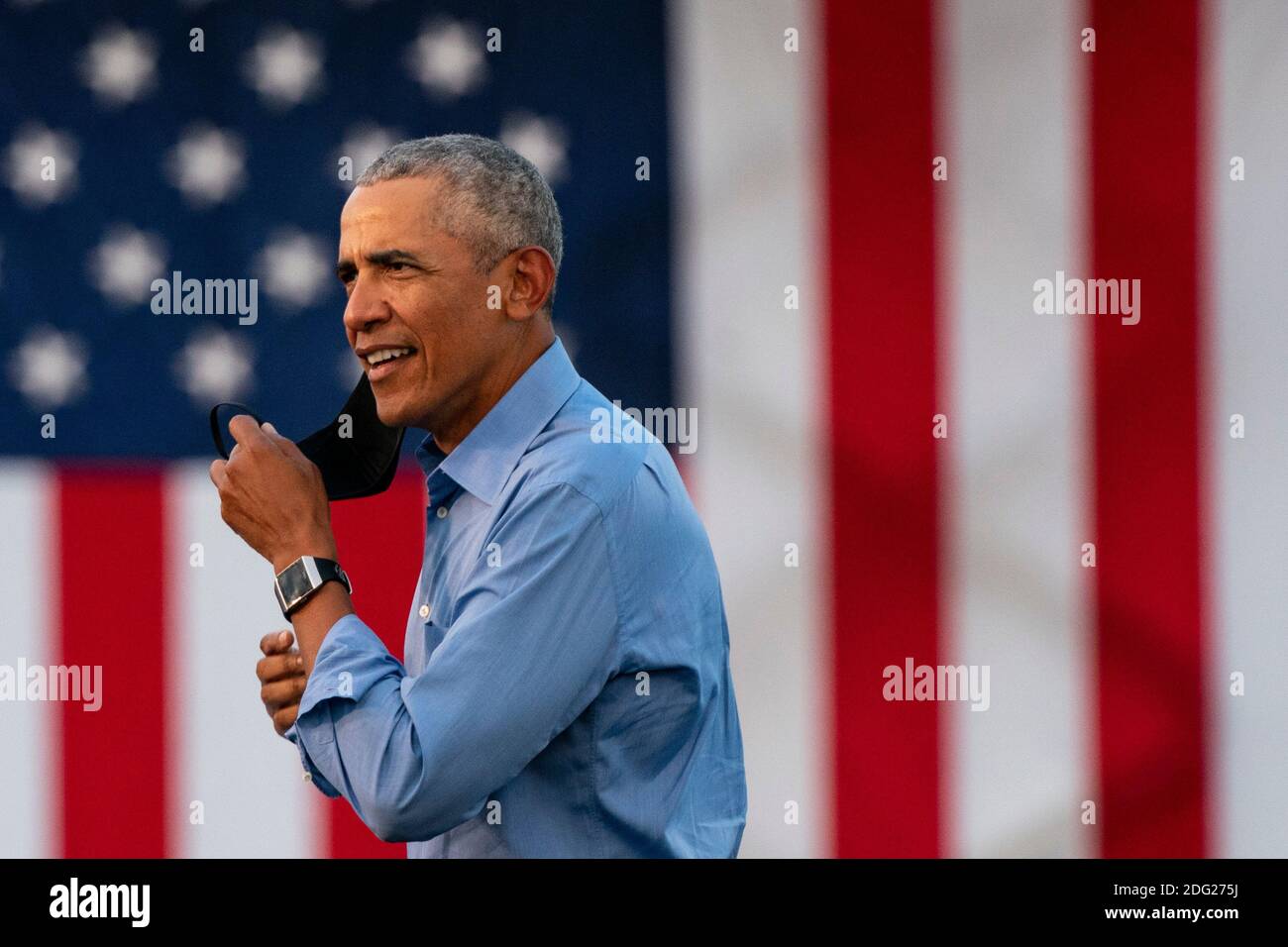 Philadelphia, Pennsylvania, Stati Uniti. 21 Ott 2020. L’ex presidente americano Barack Obama si rivolge ai sostenitori di Biden-Harris durante un raduno drive-in a Philadelphia, Pennsylvania, il 21 ottobre 2020. – l’ex presidente degli Stati Uniti Barack Obama ha percorso la campagna elettorale per Joe Biden oggi nel tentativo di aumentare il sostegno al suo ex vice presidente tra i giovani americani e gli elettori neri nell’ultimo periodo della corsa alla Casa Bianca. Credit: Alex Edelman/ZUMA Wire/Alamy Live News Foto Stock