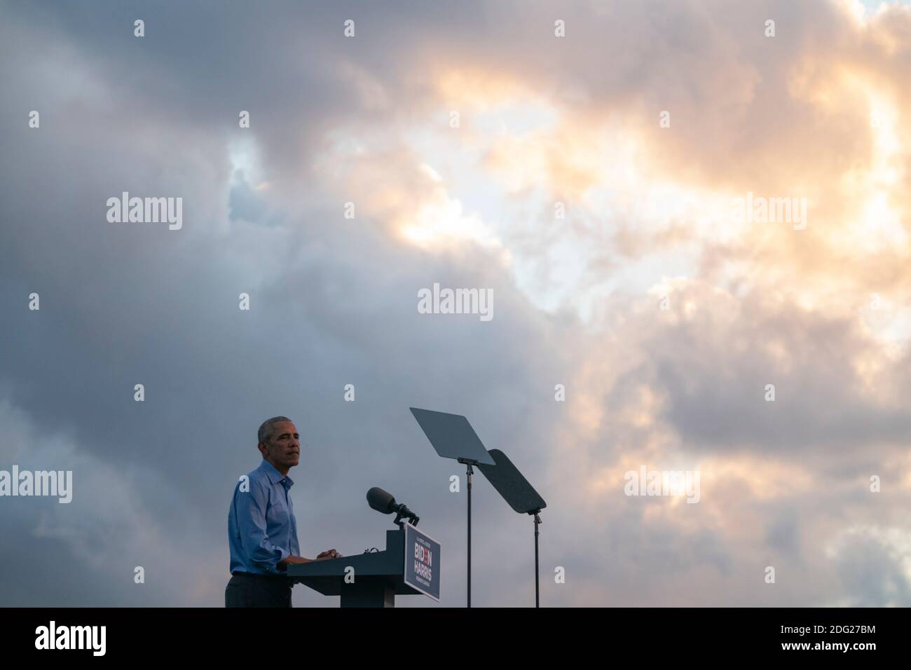 Philadelphia, Pennsylvania, Stati Uniti. 21 Ott 2020. L’ex presidente americano Barack Obama si rivolge ai sostenitori di Biden-Harris durante un raduno drive-in a Philadelphia, Pennsylvania, il 21 ottobre 2020. – l’ex presidente degli Stati Uniti Barack Obama ha percorso la campagna elettorale per Joe Biden oggi nel tentativo di aumentare il sostegno al suo ex vice presidente tra i giovani americani e gli elettori neri nell’ultimo periodo della corsa alla Casa Bianca. Credit: Alex Edelman/ZUMA Wire/Alamy Live News Foto Stock