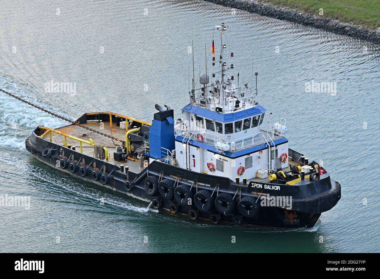 Tug e Tow Iron Salvor e Hermes passando il Kiel Canale in viaggio da Jacksonville (USA) a Gdynia (Polonia) Foto Stock