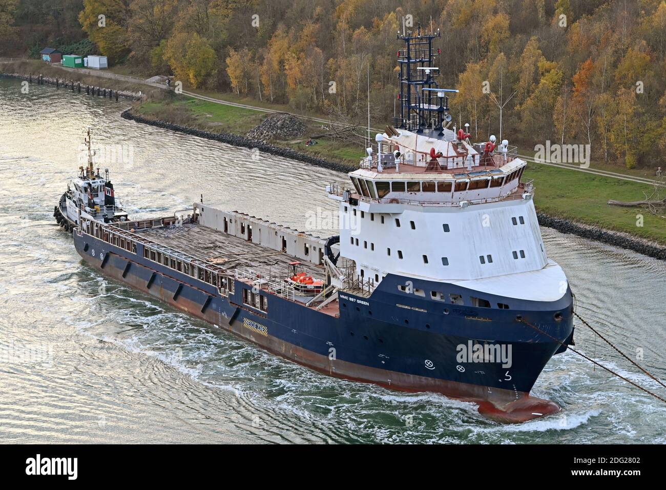 Tug e Tow Iron Salvor e Hermes passando il Kiel Canale in viaggio da Jacksonville (USA) a Gdynia (Polonia) Foto Stock