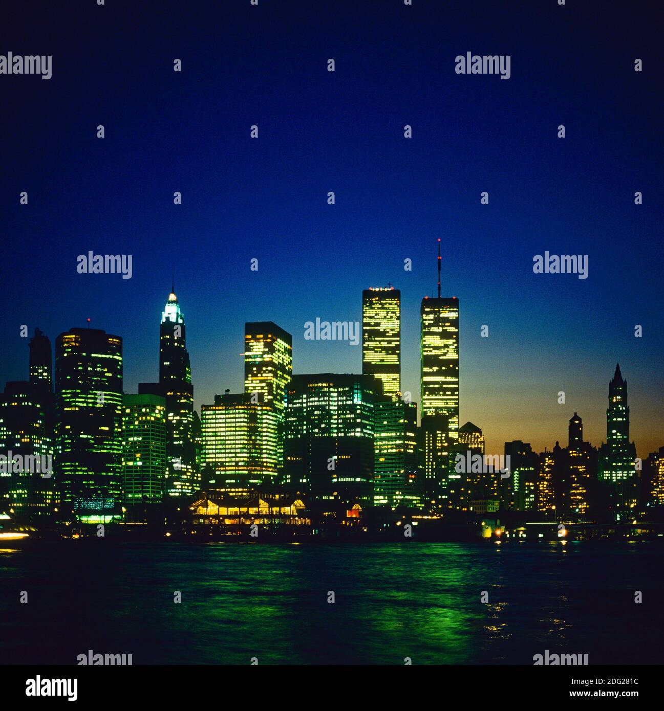 New York 1985, skyline illuminato di Manhattan da Brooklyn, torri gemelle del WTC World Trade Center in lontananza, notte, New York City, NY, New York, USA, Foto Stock