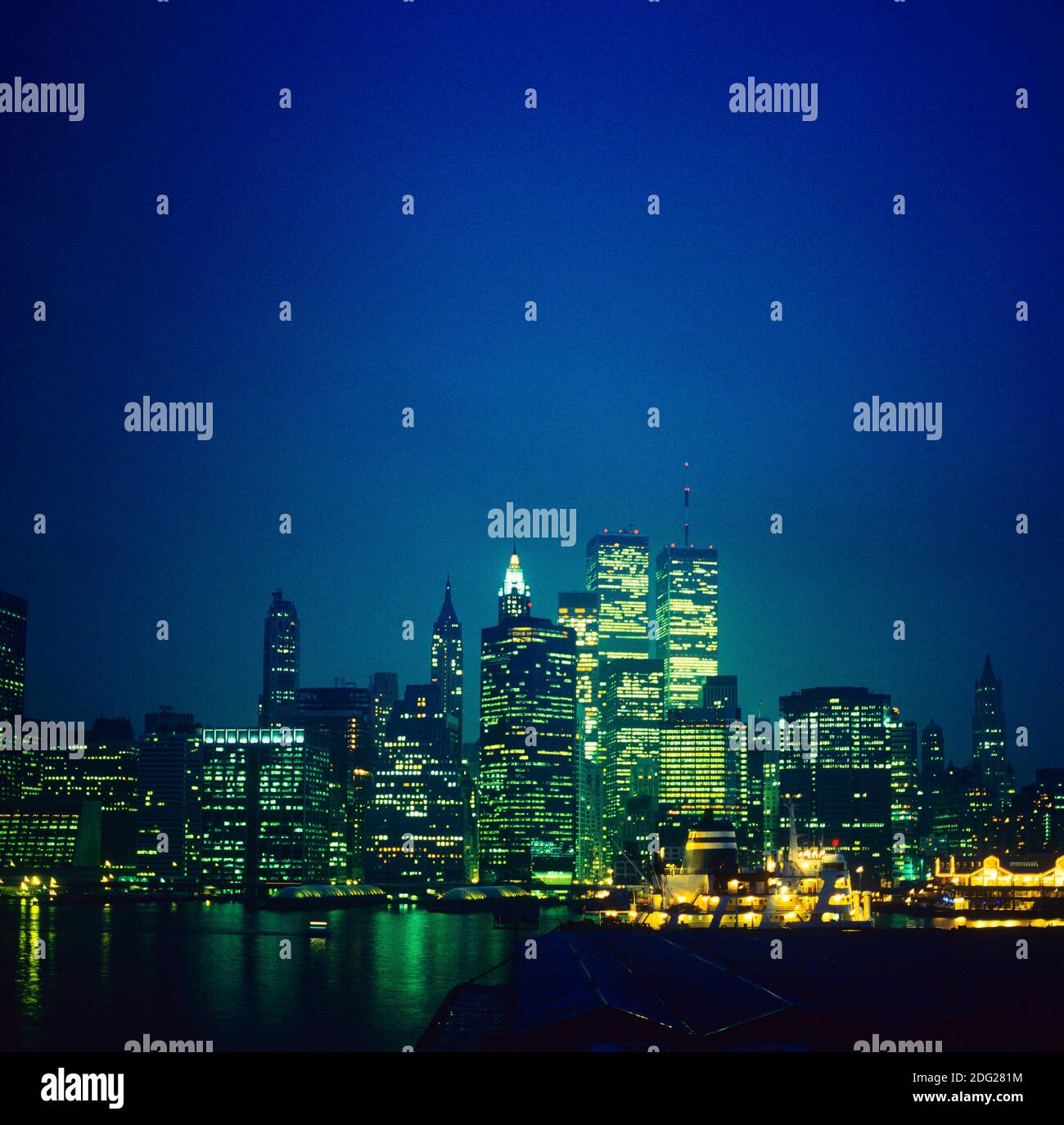 New York 1985, skyline illuminato di Manhattan da Brooklyn, torri gemelle del WTC World Trade Center in lontananza, notte, New York City, NY, New York, USA, Foto Stock