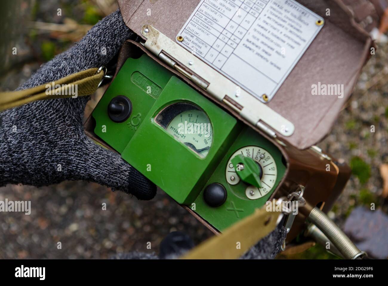 Un vecchio radiometro sovietico va fuori scala sul territorio Di un parco di divertimenti della città abbandonata di Pripyat Foto Stock